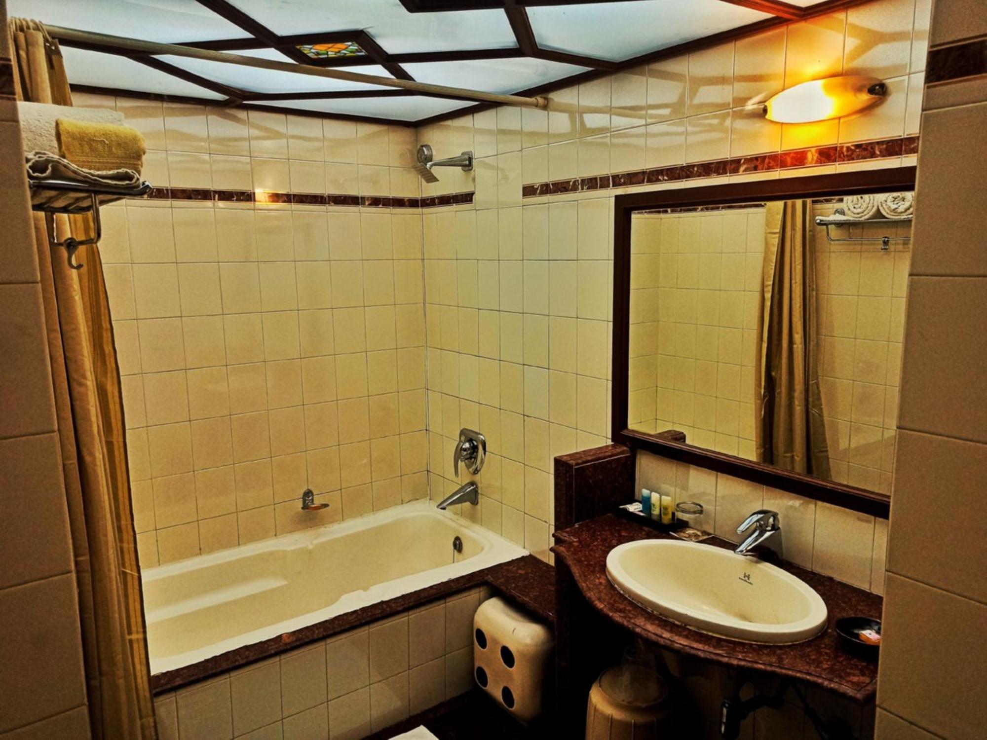 Kailash Parbat Hotel Лонавла Екстер'єр фото